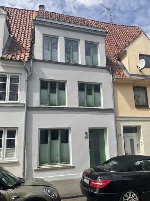 Stilvolles, vollst. renoviertes 5-Raum-Reihenhaus mit lux. Innenausstattung und EBK