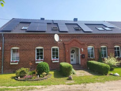 Geräumige, preiswerte und modernisierte 7-Raum-Doppelhaushälfte in Legde/Quitzöbel