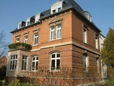 Top-energieffiziente DG-Maisonette mit privatem Lift und Gartenhaus in Altbauvilla nahe Rheinufer!