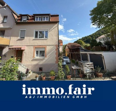 Attraktive Doppelhaushälfte mit Einliegerwohnung, Garten und 2 Garagen