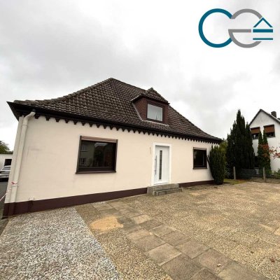Teilmodernisiertes Einfamilienhaus mit großem Garten und Stellplatz zur Miete!