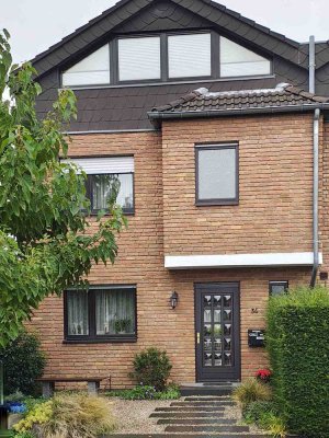 Zündorf: Großzügiges gepflegtes Eckhaus in ruhiger Wohnlage!