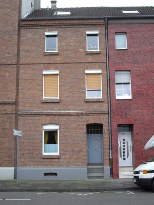 Attraktives Mehrfamilienhaus mit 3 Wohnungen in Neuss