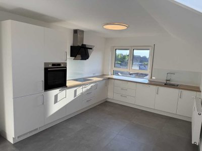 Helle und klimatisierte 4-Zimmer-Dachgeschosswohnung mit Einbauküche und zwei Stellplätzen – Bühl
