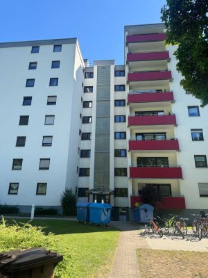 3 Zimmer Wohnung,  Top modernisiert ! Nur streichen und einziehen !