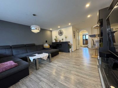 Top renovierte 3,5 Zimmer Wohnung mit großem Balkon, EBK, Garage und Stellplatz