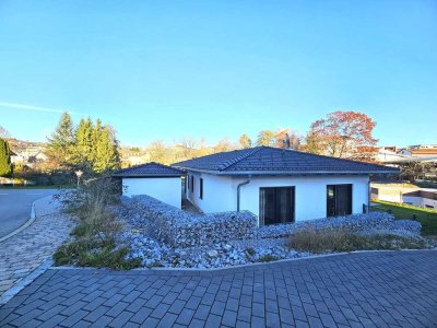 Neuwertiger energieeffizienter L-Bungalow-barrierefrei und exclusives Wohnen in Regen-PV-Kamin