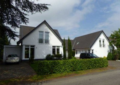 Ruhig gelegenes EFH mit Zweifamilienhaus-Anbau und Traumgarten