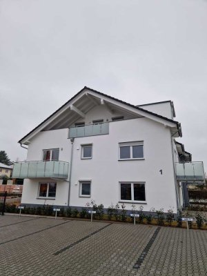 Helle und hochwertige Dachgeschosswohnung mit Küche, Loggia und 2 Parkplätzen!