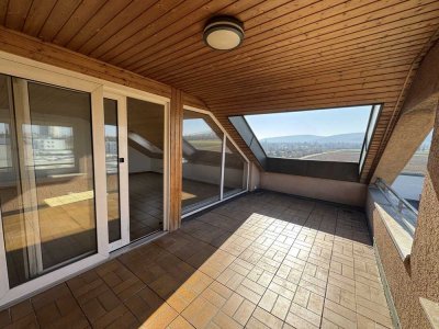 Großzügige und helle 4,5 Zimmer DG- Wohnung im Gewerbegebiet in Fellbach
