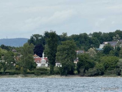 Schöne Villa nur 100 m vom See entfernt
in naturnaher Lage mit parkähnlichem Ambiente!