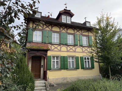 1-Zimmer-Altbaujuwel mit Sichtbalken und Gartenzugang