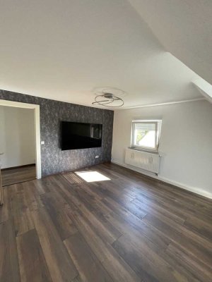 Vollständig renovierte Wohnung mit zwei Zimmern und Einbauküche in Nürnberg Nord (2 Stock)