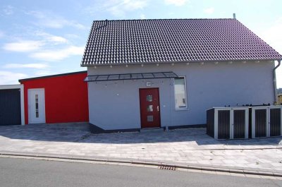 Neuwertiges Ein- bis Zweifamilienhaus  in Oberdachstetten