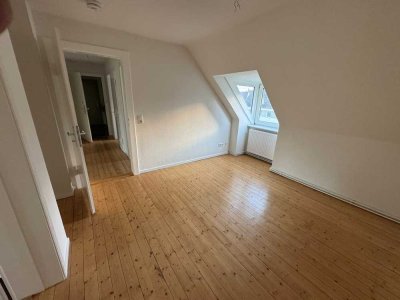 sanierte kleine 2 1/2 Zimmer Wohnung mit Vollbad und Einbauküche