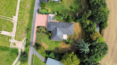 Repräsentativer Bungalow mit weitläufigem Grundstück in dünnbesiedelter Lage