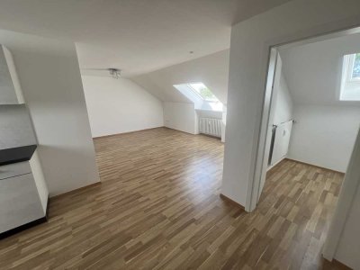 Exklusive 2-Zimmer-DG-Wohnung mit neuwertiger Einbauküche in Dachau