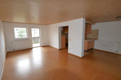 Offen gestaltete 2-Zimmer-Wohnung mit Einbauküche und Balkon in Dörfles-Esbach