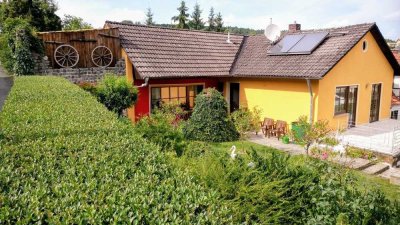 *SOFORT FREI* Ruhig und sonnig gelegenes Wohnhaus mit Keller, Garagen, Nebenhaus, Terrasse und Garte