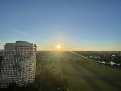 Exklusive, modernisierte 2-Raum-Wohnung mit Balkon und EBK