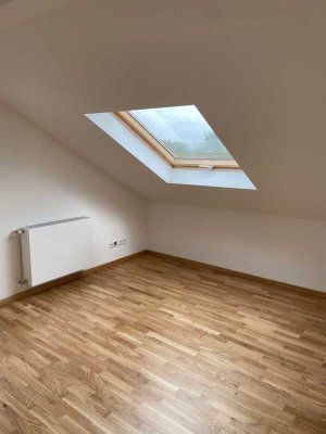 3-Zimmer-Wohnung mit prachtvoller Fassade - ERSTBEZUG nach Kernsanierung - DG