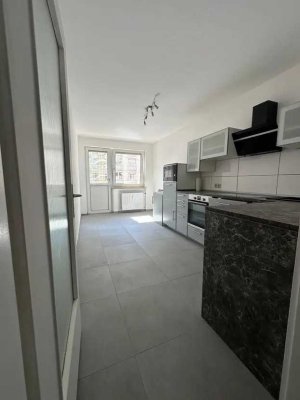 Erstbezug nach Renovierung. Voll ausgestattete Küche, zentral gelegen und doch ruhig