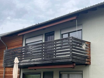 Stilvolle, modernisierte 4-Raum-Dachgeschosswohnung mit Balkon und Einbauküche in Egmating