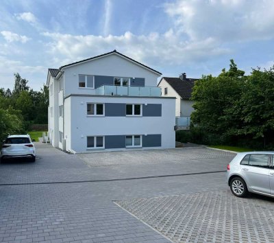 Neubau: 3 Zimmer, Aufzug, Balkon und zwei Stellplätze