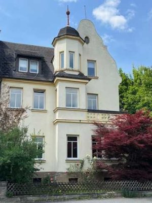 Großzügige 4,5 Zimmer Altbauwohnung mit Balkon