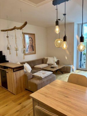 hochwertige 2-Zimmer-Wohnung mit möblierter Küche und großzügigem Balkon mit Blick auf die Pram