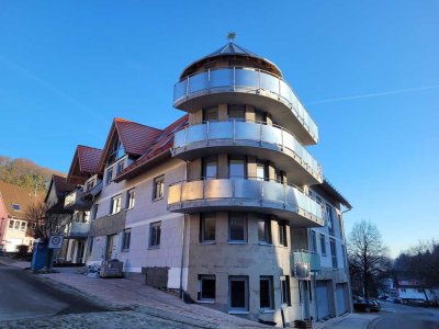 4,5 ZW + Bürovorraum; neue EBK mit Theke, ruhige Aussichtslage