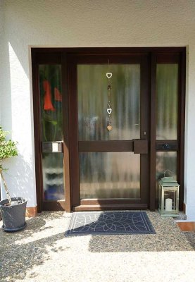 Vollsaniertes neuwertiges Zweifamilienhaus mit Ausbaureserve DG