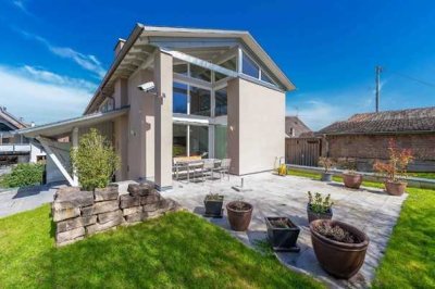 Traumhaftes Zweifamilienhaus mit großem Grundstück und unverbaubarem Blick in Mappach !