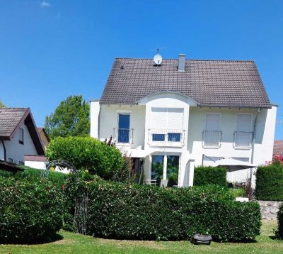 BESONDERE DHH MIT KAMIN! Attraktiv! Großzügig! Neuwertig!