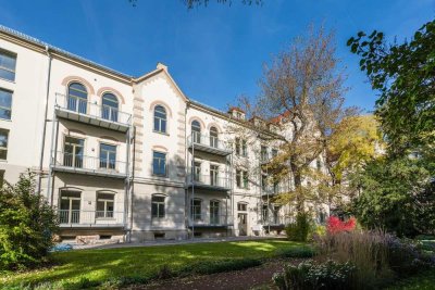 **2 Zimmer, Küche, Bad, Laminat, Balkon und EBK**