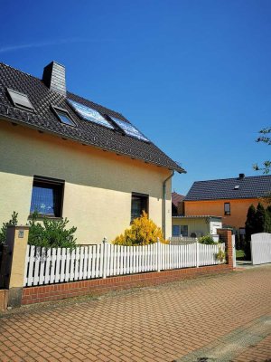Charmante  Doppelhaushäfte mit Nebengebäuden für Gewerbe geeignet
