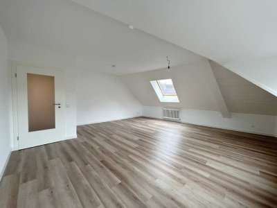Sanierte 3-Zimmer-Dachgeschosswohnung mit Einbauküche