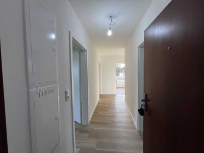 Vor den Toren Hamburgs: Frisch sanierte 3 Zimmer Wohnung mit Balkon