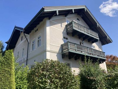 Individuelle DG-Wohnung mit Westbalkon und TG in historischer Villa