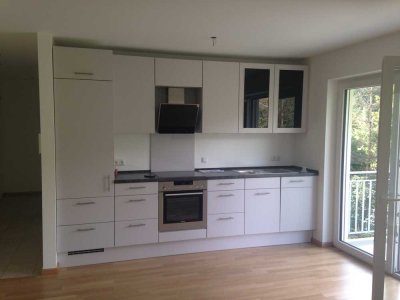 Neuwertige Wohnung mit zwei Zimmern sowie Balkon und EBK in Geretsried