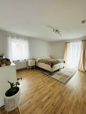Neuwertige lichtdurchflutete großzügig geschnittene Wohnung 1.700€, 116 m², 4 Zimmer; Küche ablösbar