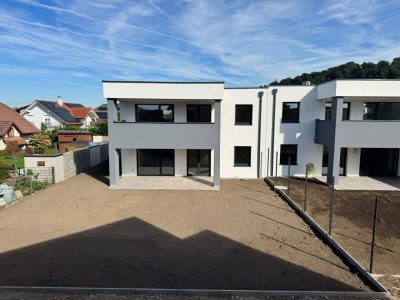 PROVISIONSFREI - Moderne Doppelhaushälfte in Pucking: 6 Zimmer, Keller, Garten &amp; 2 Garagen + 3 Außenstellplätze