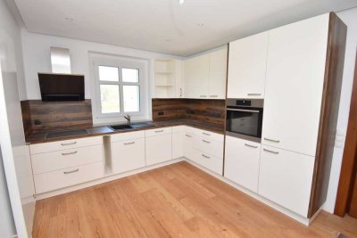 Hochwertig saniertes Mehrgenerationenhaus mit Balkon & Garten auf 4 Etagen zur Miete!