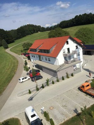Attraktive und neuwertige 4,5-Raum-EG-Wohnung mit geh. Innenausstattung mit Balkon