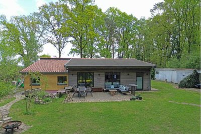 Bungalow - fast neuwertig - auf großem Waldgrundstück in toller Lage