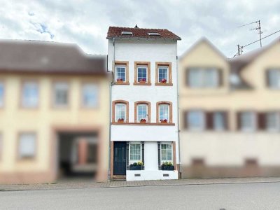 Frisch renoviert und einzugsbereit: Urgemütliches Häuschen im Herzen von Maikammer mit Blick