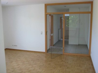1-R.-Wohnung mit Balkon, gr. Küche u. Wannenbad