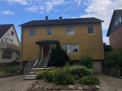 Geräumiges Einfamilienhaus mit großem Garten und 2 Garagen in Sehlde