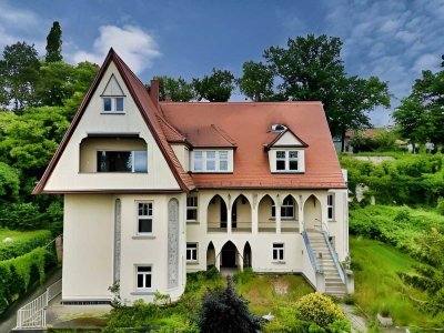 Stilvolle Maisonette in denkmalgeschützter Villa mit Weitblick!