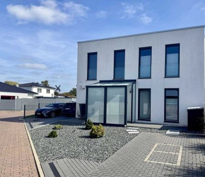 Neuwertig, hochwertig und energieeffizient : 5-Zimmer-Architekten-Stadthaus mit Garten